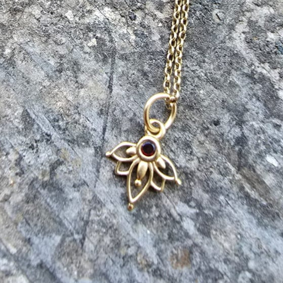 שרשרת לוטוס ואבני חן