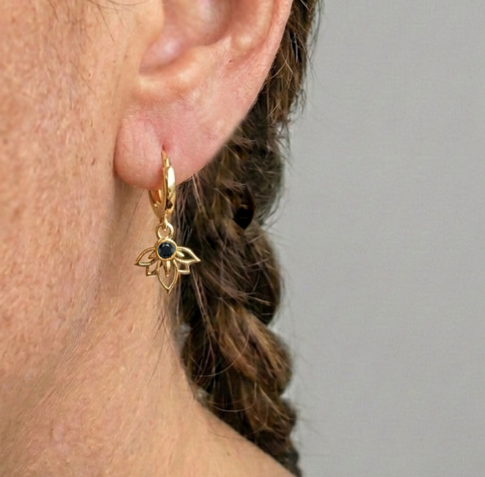 עגילי חישוק לוטוס גולדפילד מצופה זהב אוניקס שחור 