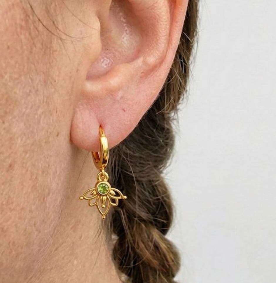 עגילי חישוק לוטוס גולדפילד מצופה זהב פרידוט ירוק