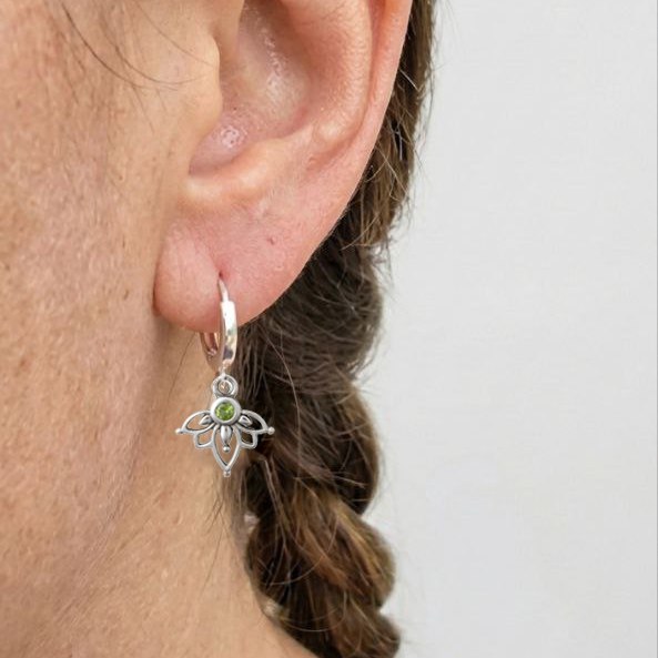 עגילי חישוק לוטוס ענידה קלה פרידוט ירוק כסף 925 